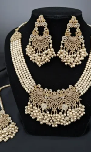 traditional indian jewelry set,perfect for weddings & other special ocassions there are multiple pearl drops, adding a rich & royal look elegant traditional bridal pearl jewelry set, matching earrings with tikka.code; ch3l25